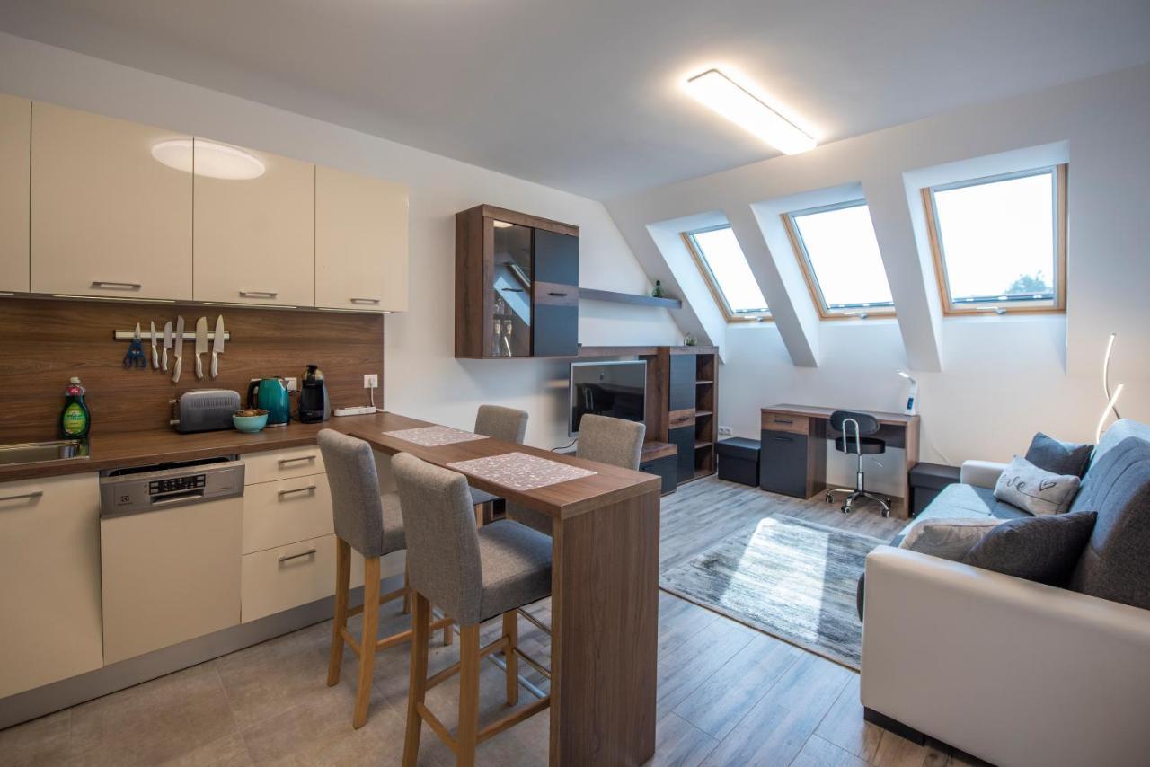 Zsuka Apartman Free Parking Pécs Buitenkant foto