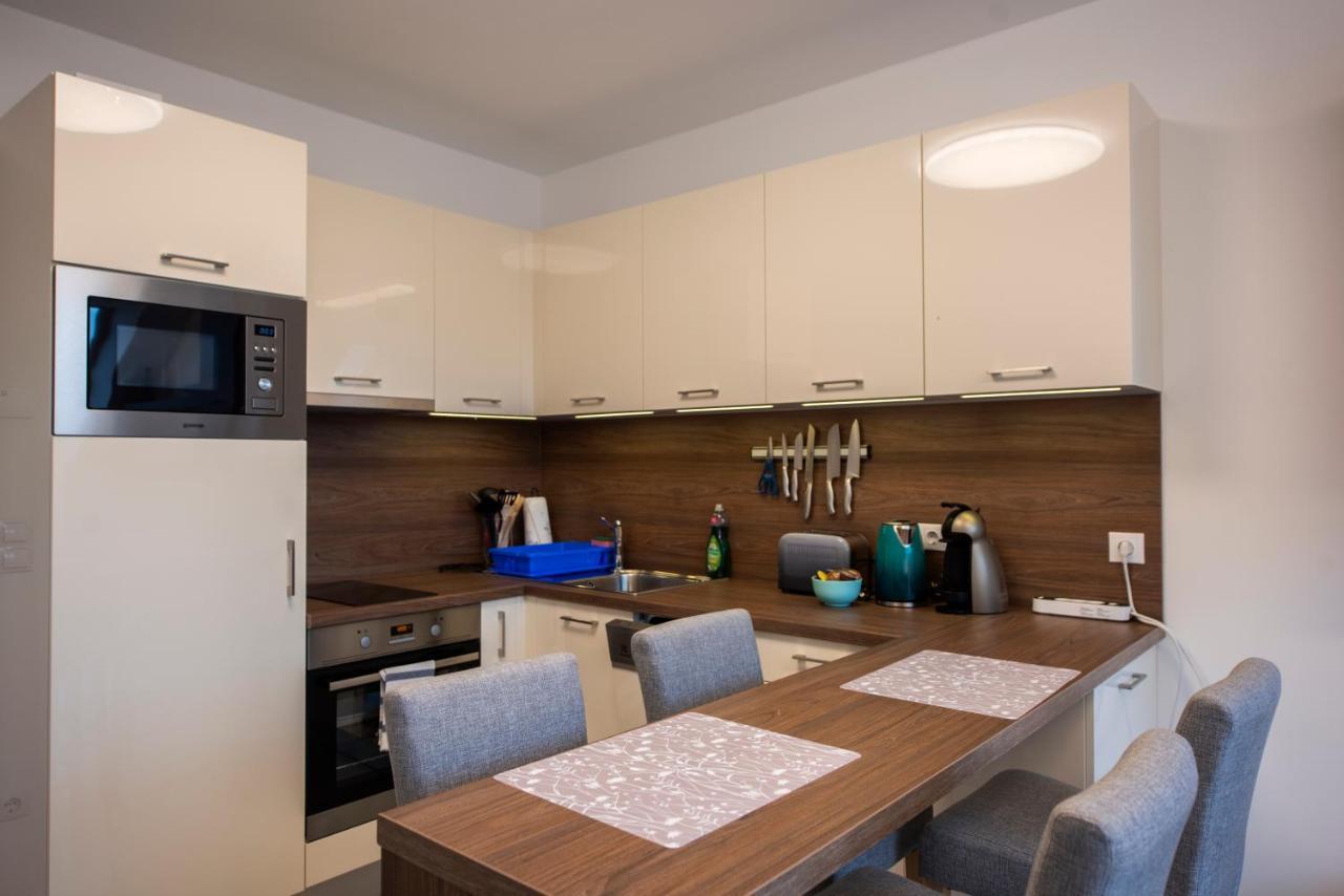 Zsuka Apartman Free Parking Pécs Buitenkant foto