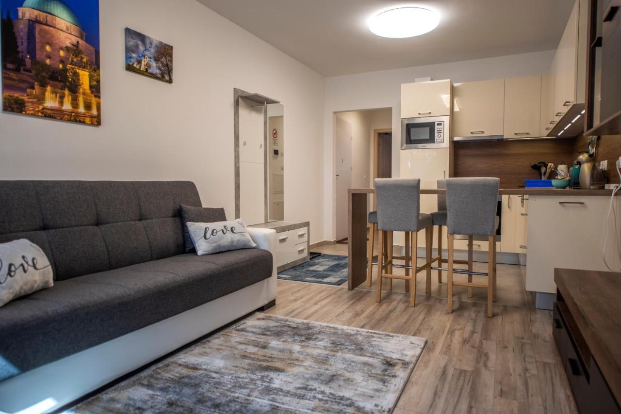 Zsuka Apartman Free Parking Pécs Buitenkant foto