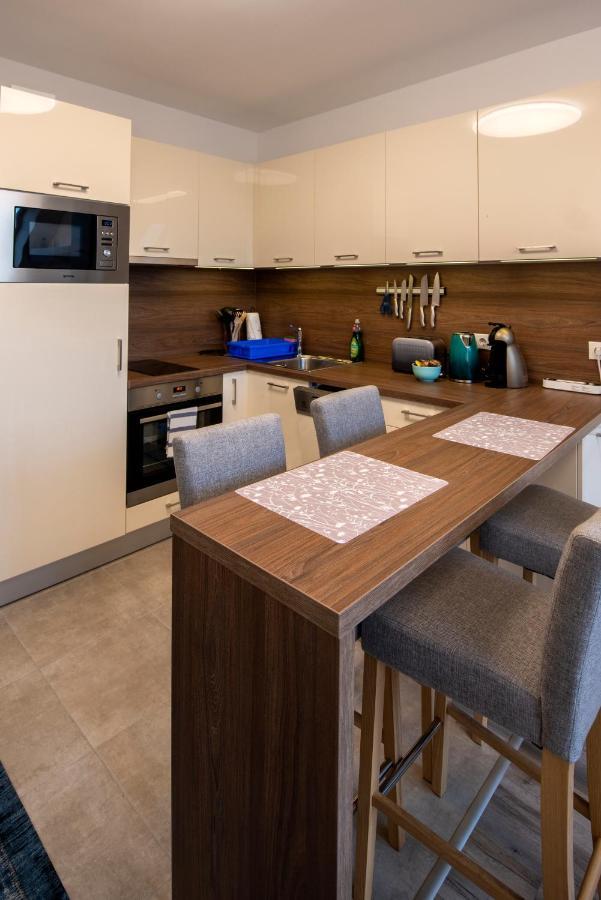 Zsuka Apartman Free Parking Pécs Buitenkant foto