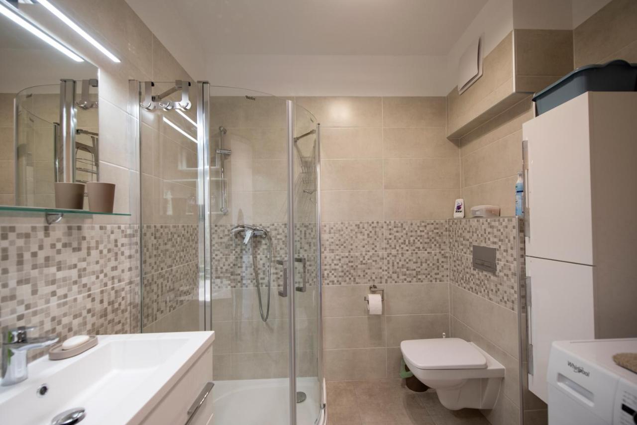 Zsuka Apartman Free Parking Pécs Buitenkant foto