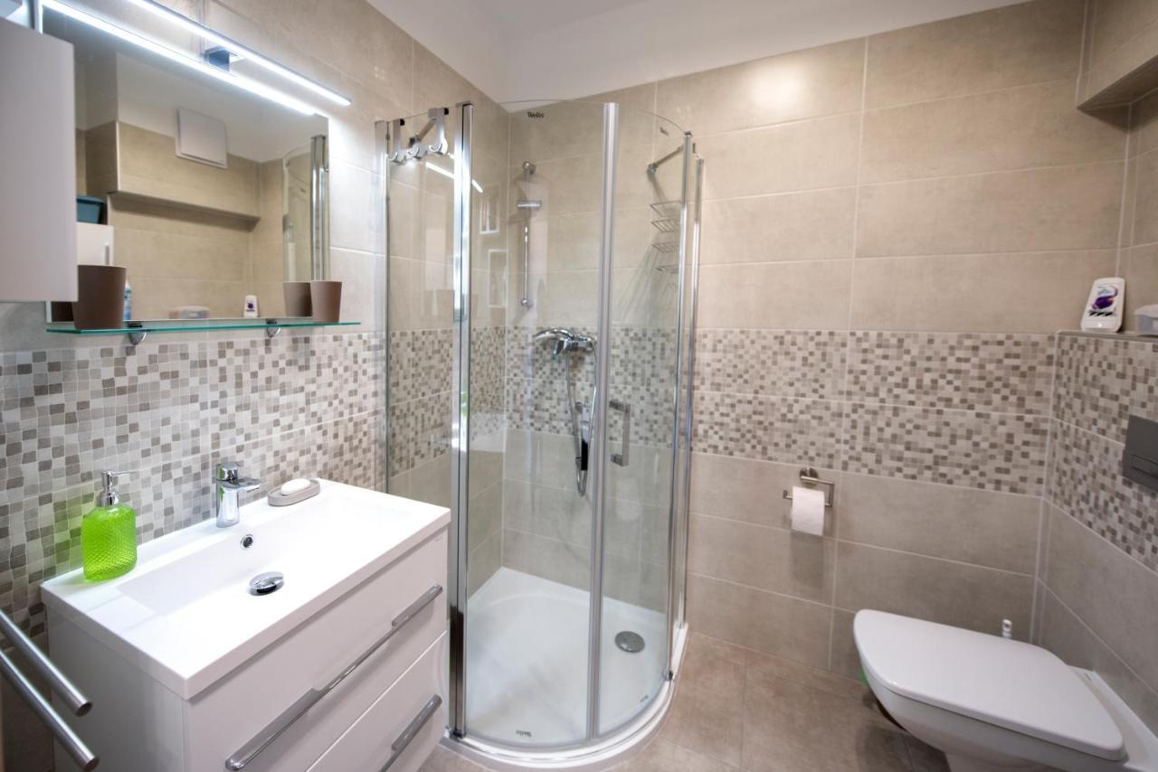 Zsuka Apartman Free Parking Pécs Buitenkant foto