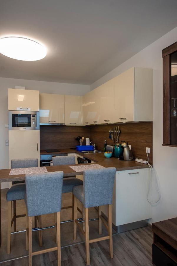 Zsuka Apartman Free Parking Pécs Buitenkant foto