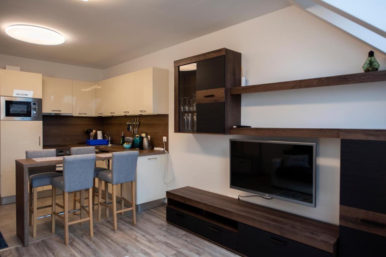 Zsuka Apartman Free Parking Pécs Buitenkant foto